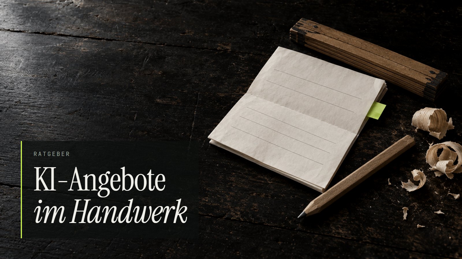 Gefaltetes Angebotsblatt mit limegrünem Klebereiter auf dunkler Werkbank, daneben Zimmermannsbleistift, Zollstock und Hobelspäne; Schlagzeile: KI-Angebote im Handwerk